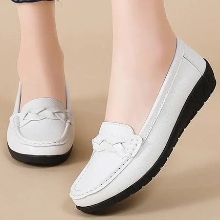 Mocasines Mujer Siena blancos de cuero suave, diseño clásico y cómodo, ideales para cualquier ocasión, combinando estilo y elegancia.