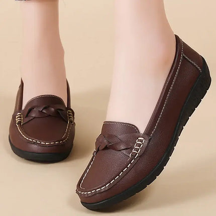 Mocasines Mujer Siena en cuero marrón con diseño clásico y sofisticado, ideales para estilo diario elegante y cómodo.