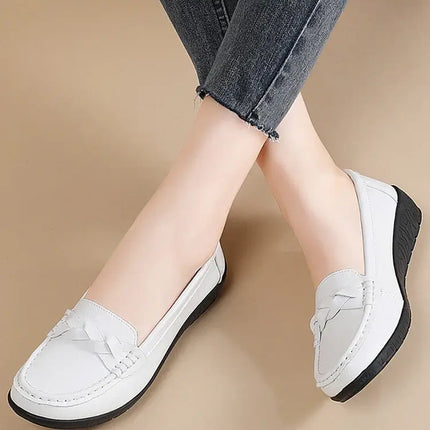 White Mocasines Mujer Siena in soft leather, showcasing classic style and discreet stitching, ideal for timeless elegance and comfort.
