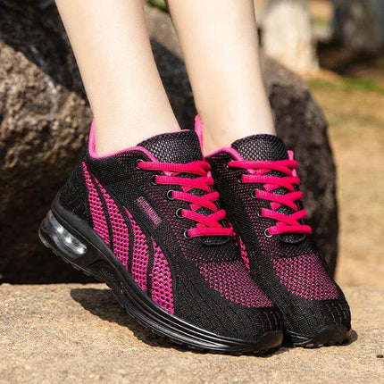 Alt Tag: Nueva Zapatilla deportivo transpirables en color negro y fucsia, diseño ergonómico con suela antiimpacto para máximo confort.