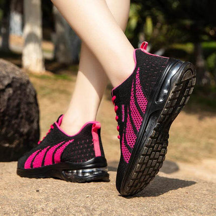 Nueva zapatilla deportiva transpirables en negro y rosa con suela antiimpacto, diseñada ergonómicamente para comodidad y soporte.