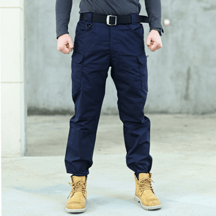 Pantalones cargo tácticos para hombre con múltiples bolsillos, ofreciendo comodidad y resistencia ideal para uso urbano y trabajo.