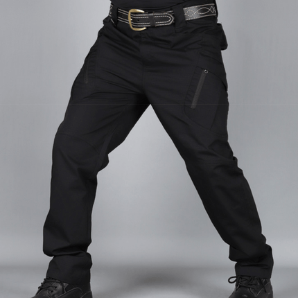 Pantalones cargo tácticos para hombre, negros, con múltiples bolsillos y cinturón; ideales para comodidad y resistencia urbana.
