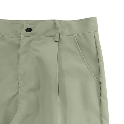Close-up of versatile sports pants in light green with button and pocket details, ideal for comfort and style.