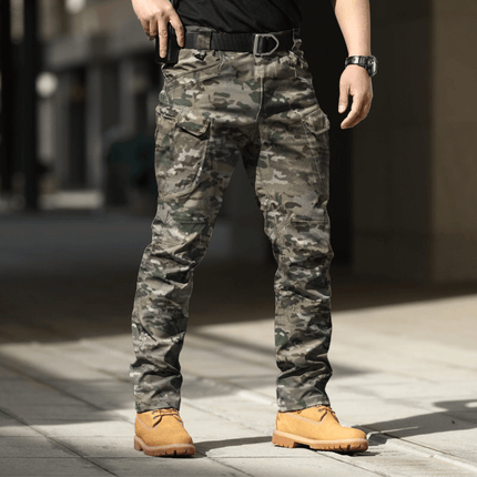 Pantalones tácticos impermeables para hombre con múltiples bolsillos, diseño camuflaje, ideales para exteriores y actividades tácticas.