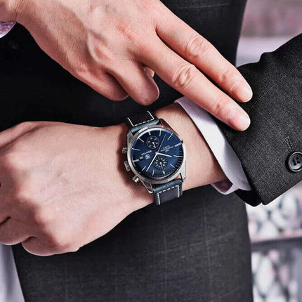 Reloj Benyar Elegance en muñeca masculina, destaca por su estilo sofisticado y diseño inspirado en la aviación, óptimo para hombres exitosos.