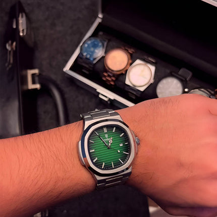 Hombre usando reloj Poedagar Nautilus 40 mm, diseño italiano, resistente al agua y arañazos, línea premium, estuche en fondo.