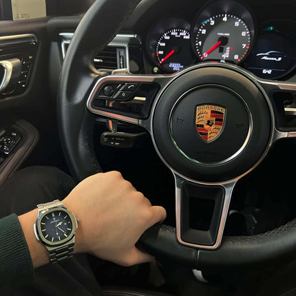 Reloj Poedagar Nautilus 40 mm en muñeca de conductor dentro de auto de lujo, diseño italiano, para hombre, resistente al agua.