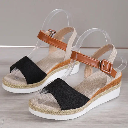Elegante sandalia estilo fino para mujer con diseño de cuña, acabados modernos y correa ajustable en marrón y negro, ideal para eventos.