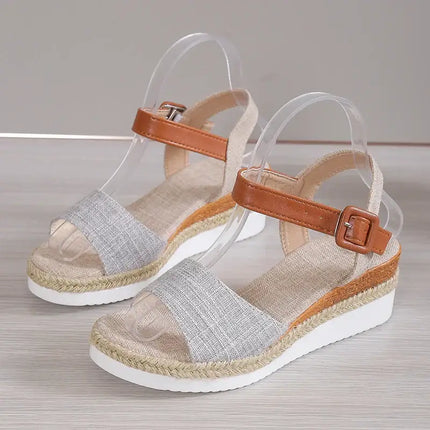 Sandalia Estilo Fino Mujer con diseño moderno, cuña suave y correa marrón ideal para eventos o verano. Altura de tacón 5-8 cm.