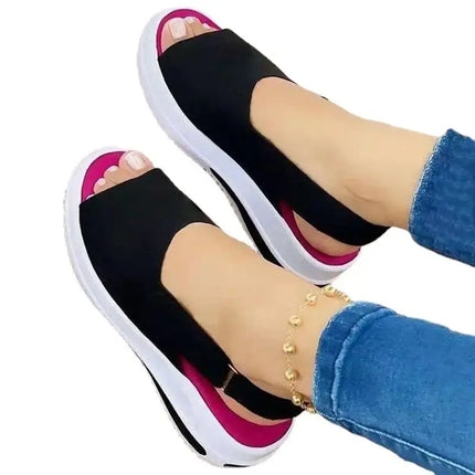 Sandalia Liviana Plus with open toe design and lightweight platform, ideal for summer comfort and style in extended sizes.