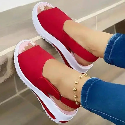 Red Sandalia Liviana Plus with open toe and lightweight platform, offering comfort and style for women in large sizes.