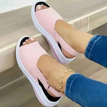 Woman wearing pink Sandalia Liviana Plus with lightweight platform, designed for comfort and style, showcasing open-toe design.