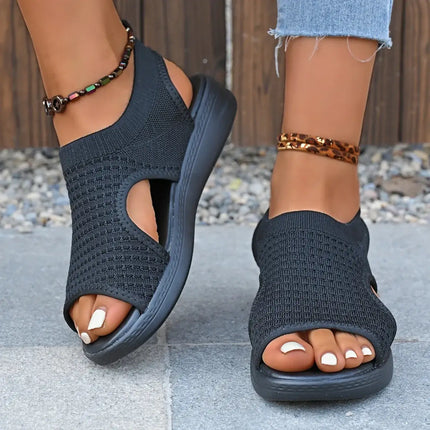 Woman wearing Sandalia Pez Light showcasing modern design and comfort in black, perfect for summer walks and casual outings.