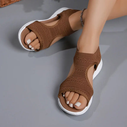 Woman wearing Sandalia Pez Light in brown, showcasing breathable design ideal for summer comfort.