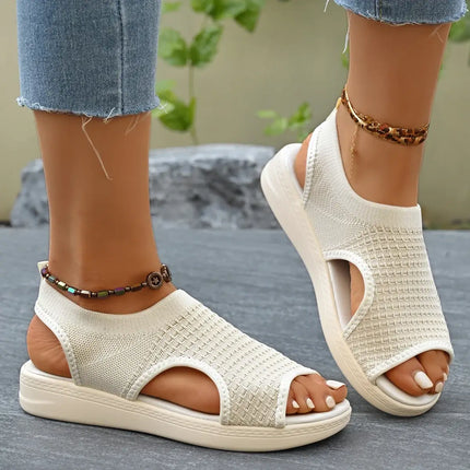 Woman wearing Sandalia Pez Light sandals with modern casual design and ankle jewelry, showcasing summer comfort and style.