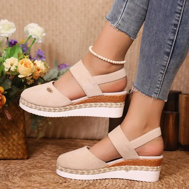 Sandalia Urban Cuña beige con plataforma tipo cuña, diseño elegante y moderno, perfecta para looks veraniegos.