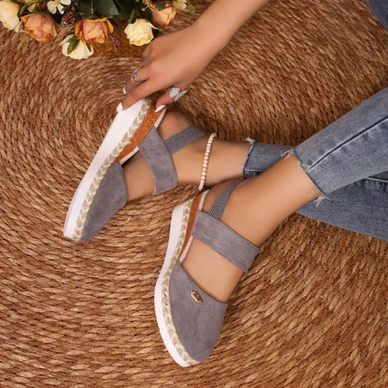 Mujer usando Sandalia Urban Cuña de punta cerrada con plataforma, ideal para verano, estilo gladiador moderno y casual.
