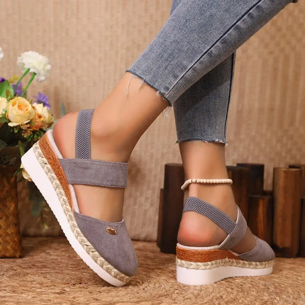 Urban Cuña sandal with closed toe and adjustable buckle, featuring a gladiator-inspired design and comfortable platform wedge.