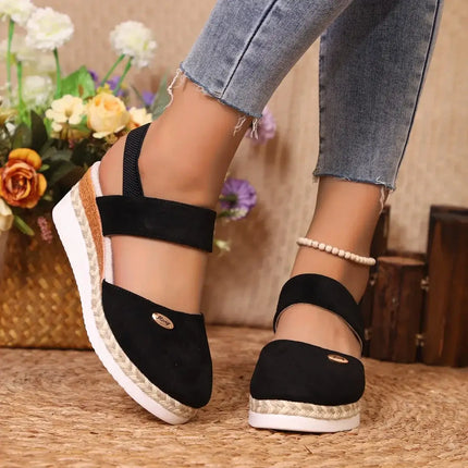 Sandalia Urban Cuña de punta cerrada con plataforma y diseño moderno, ideal para un look casual y elegante en verano.