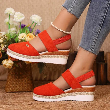 Sandalia Urban Cuña roja con plataforma, punta cerrada y correa ajustable para estilo casual y cómodo.