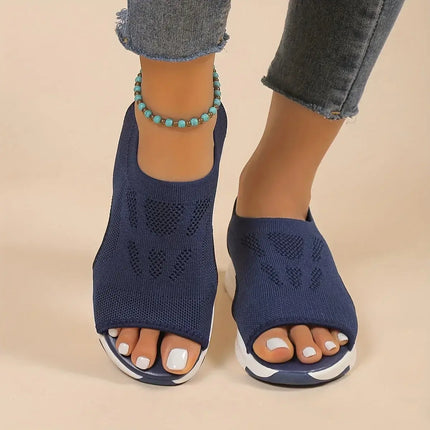 Mujer usando sandalia azul VeranoFit con diseño de cuña liviana y punta abierta para comodidad veraniega, estilo casual.