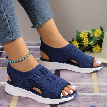 Woman wearing blue Sandalia Verano Fit sandals with adjustable back straps, open toe, and lightweight wedge, perfect for summer.