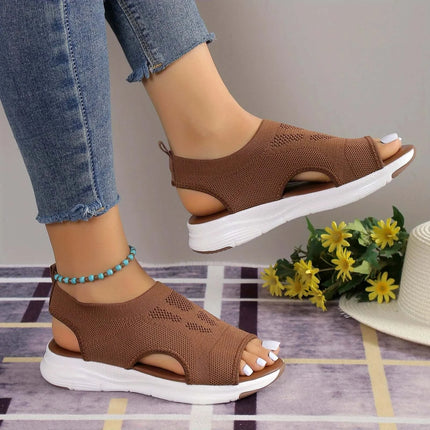 "Woman wearing Sandalia Verano Fit with lightweight wedge and open toe, perfect for summer style and comfort, paired with jeans."