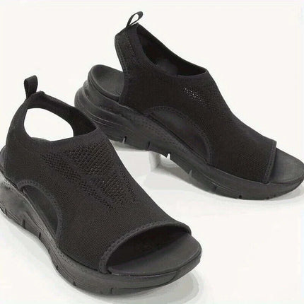 Black Sandalia VeranoFit with open toe, medium wedge heel, and adjustable back strap for style and comfort in warm weather.