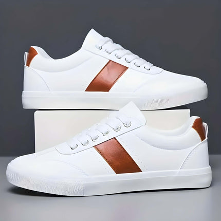 Zapatillas casuales de cuero blancas para hombre con detalles marrones, perfectas para un estilo elegante y confortable.