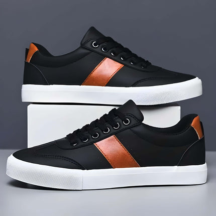 Zapatillas casuales de cuero negro para hombre con detalles marrones, elegantes y cómodas, ideales para el uso diario.