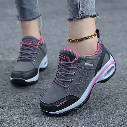 Zapatillas ComfortWalk Outdoor de cuero gris y rosa con malla respirable y suela de PU, ideales para una caminata cómoda y estable.