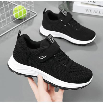 Zapatillas ComfyRun negras, diseño moderno, ligeras y cómodas, ideales para caminar o ejercitarse, con suela de alto rebote.