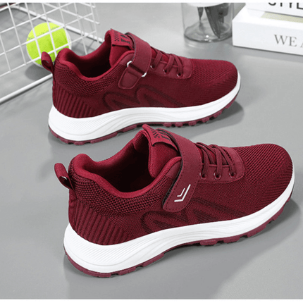 Zapatillas ComfyRun en color burdeos, con tejido flexible y transpirable, ideales para estilo deportivo y urbano, cómodas y ligeras.