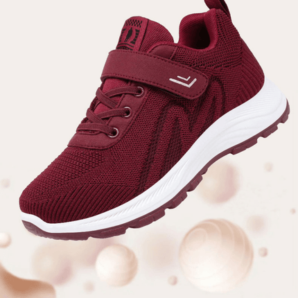 Zapatillas ComfyRun en color borgoña con diseño moderno y suela ligera, ideales para ejercicio y uso diario. Tejido transpirable y cómodo.