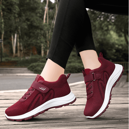 Zapatillas ComfyRun en color burdeos, diseño moderno y transpirable con suela ligera, ideales para deporte y estilo urbano.