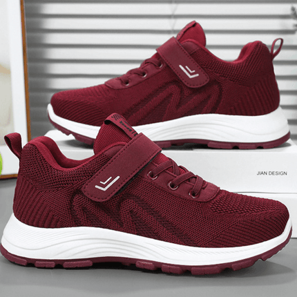 Zapatillas ComfyRun en color rojo burdeos con diseño moderno, suela liviana y tejido transpirable, ideales para ejercicio y uso diario.