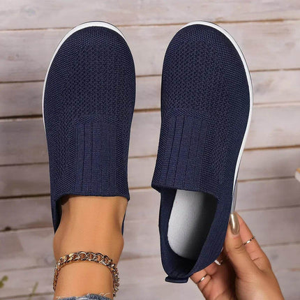 Comfortable Zapatillas Confortplus in navy blue with high-quality materials, perfect fit for all-day wear on wooden floor.