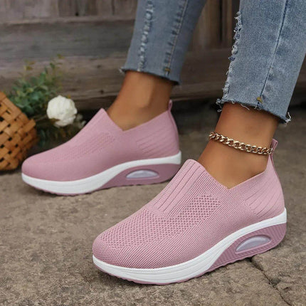Woman wearing pink Zapatillas Confortplus with jeans, highlighting comfort and style with high-quality materials.