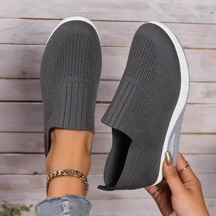 Comfortable Zapatillas Confortplus in gray with soft texture, perfect fit, high-quality materials, worn by a model on a wooden floor.