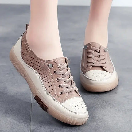 Mujer usando zapatillas de cuero genuino Terra Soft con diseño perforado y cómodo, ideales para verano, en suelo gris.