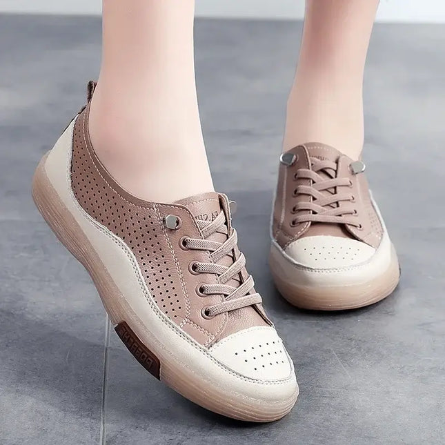 Mujer usando zapatillas de cuero genuino Terra Soft con diseño perforado y cómodo, ideales para verano, en suelo gris.