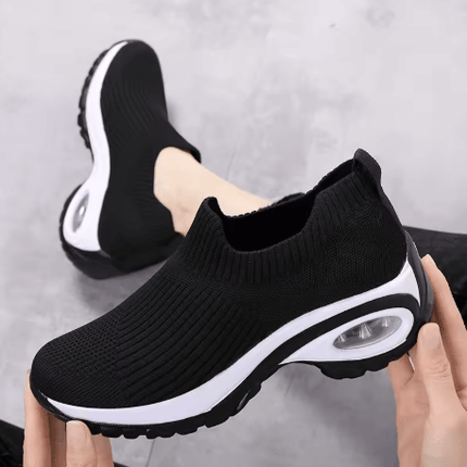 Zapatillas Hina Mujer negras con suela antiimpacto, diseño ergonómico para máximo confort y soporte diario.
