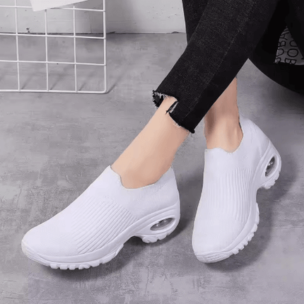 Zapatillas Hina Mujer con plantilla confort y suela antiimpacto en color blanco, ideales para aliviar el dolor de pies.