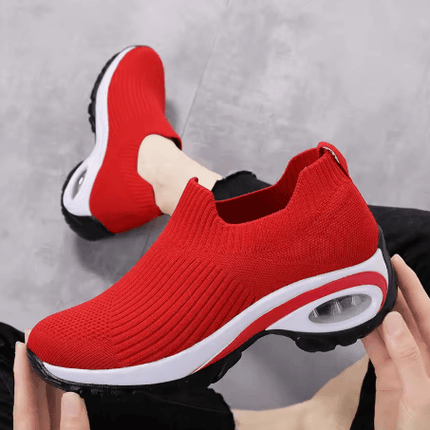Zapatillas Hina Mujer en rojo con plantilla confort y suela ergonómica, ideal para soporte óptimo y antiimpacto.