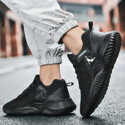 Zapatillas deportivas hombre negras, ligeras y transpirables, ideales para correr, mostrando diseño moderno y ajuste cómodo en exteriores.