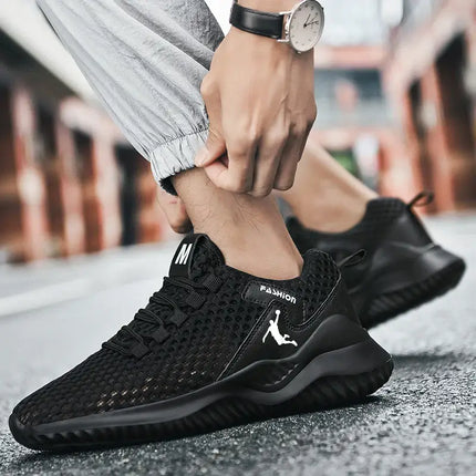 Hombre atando Zapatillas Deportivas negras, ligeras y transpirables, ideales para correr. Moda y comodidad urbana.