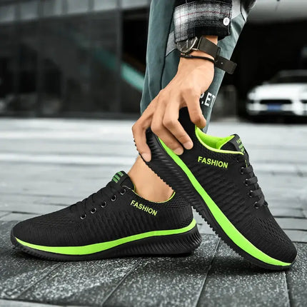 Zapatillas Hombre Raptor negras con suela verde, destacadas por potencia y agarre deportivo. Zapatillas deportivas hombre en diseño moderno.