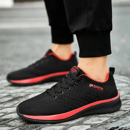 Zapatillas Hombre Raptor negras con detalles rojos, destacadas por su potencia y agarre deportivo para hombres, ideales para caminatas urbanas.