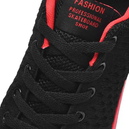 Primer plano de zapatillas deportivas hombre negras con detalles rojos, diseño de moda y agarre para skateboarding.